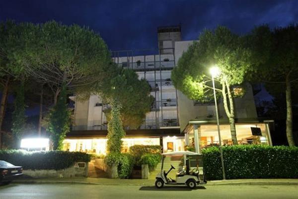 Hotel Martini Lignano Sabbiadoro Exterior foto